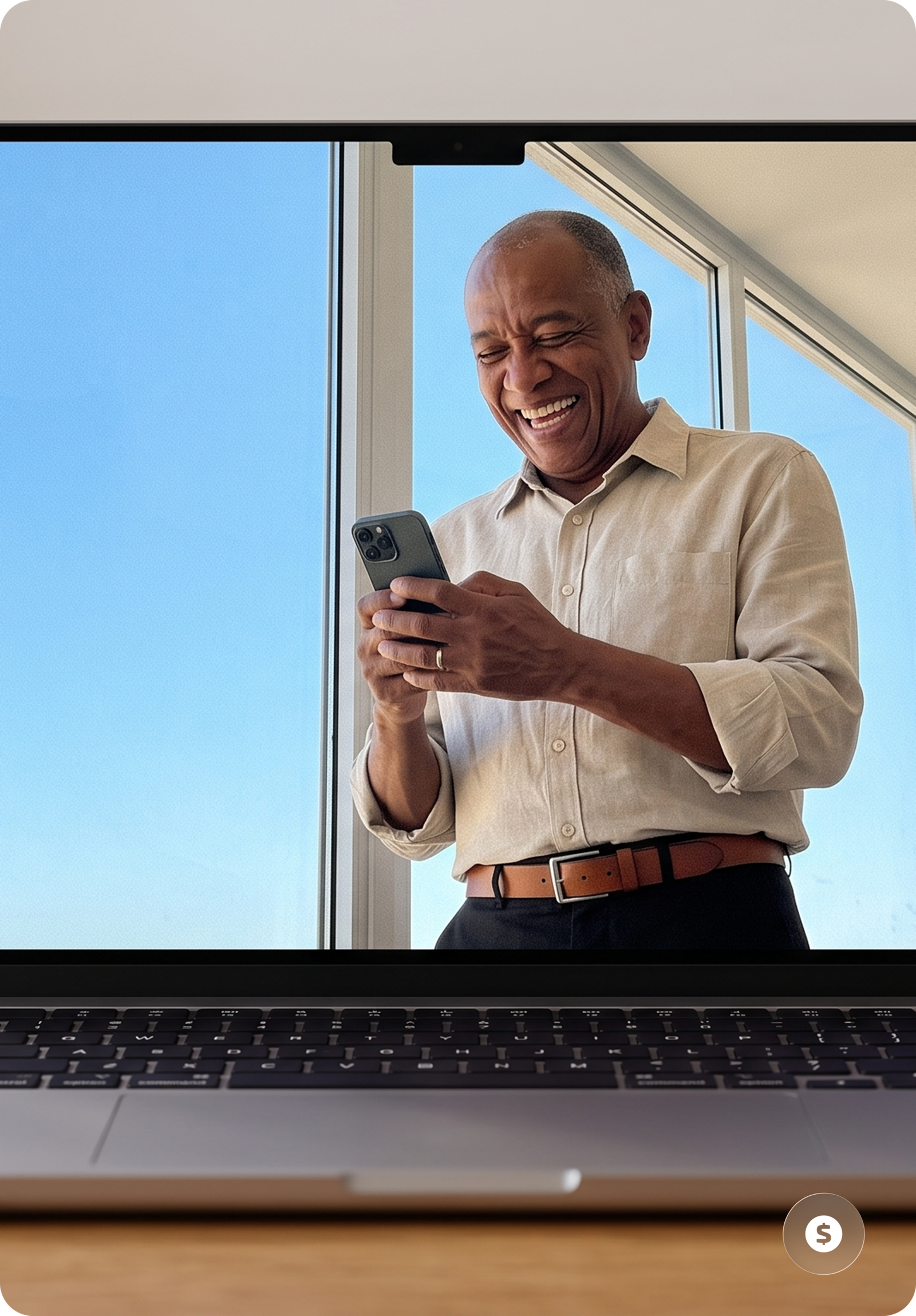 Homem sorrindo enquanto usa smartphone, com fundo azul e janela